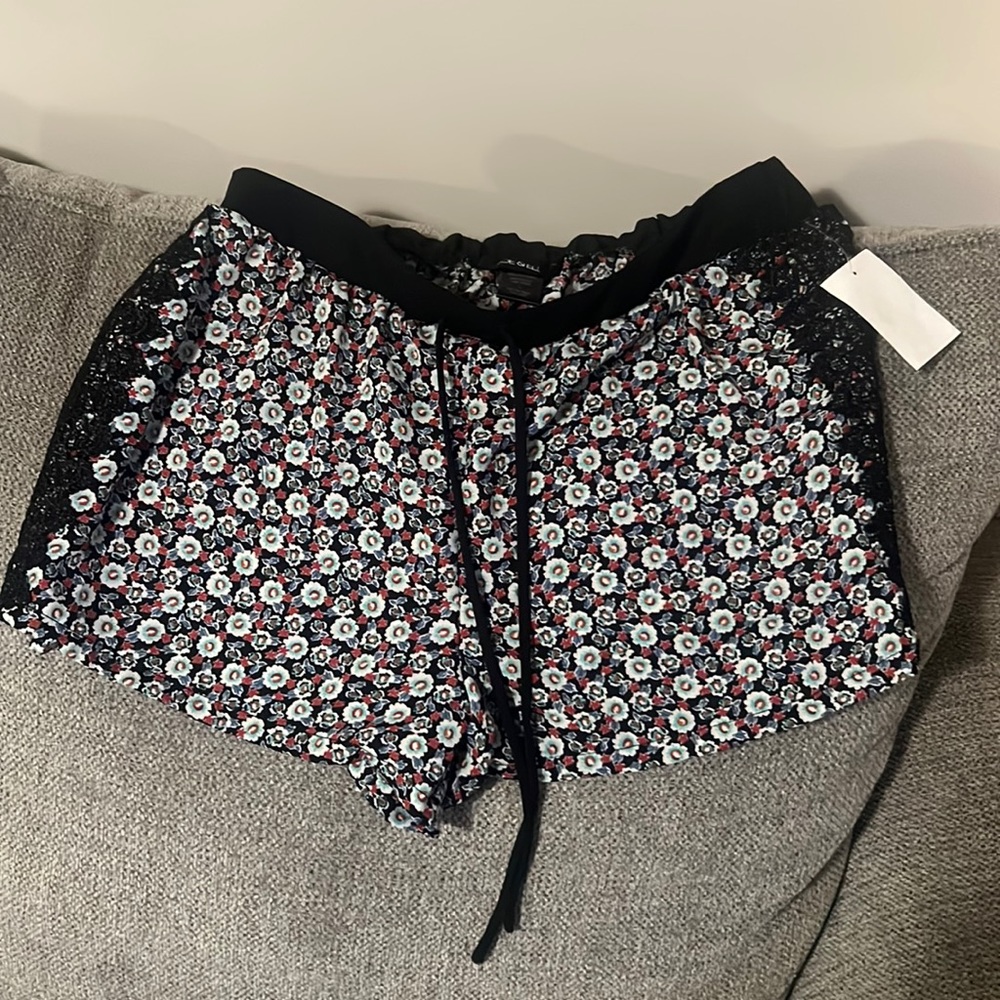 New floral shorts with lace